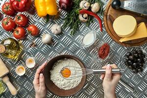 jung Frau Kochen im Küche, Nahansicht foto