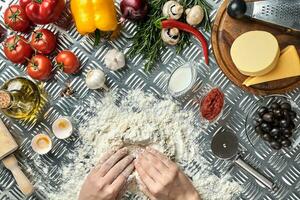 jung Frau Kochen im Küche, Nahansicht foto