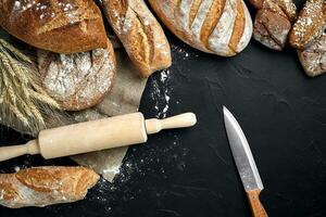 anders Brot mit Mehl und Ährchen von Wheaton schwarz Hintergrund foto