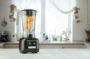 Orange Saft Mixer Maschine im das Küche Innere foto