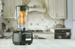 Orange Saft Mixer Maschine im das Küche Innere foto