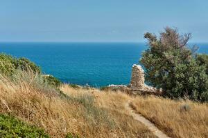 Ruinen von Heiligtum von Apollo Hylate gelegen beim das Strand von Mittelmeer Meer. in der Nähe von ein uralt griechisch Stadt, Dorf von Kourion. Limassol, episkopi, Zypern. foto