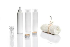 einstellen von kosmetisch Produkte im Weiß Behälter auf Licht Hintergrund. foto