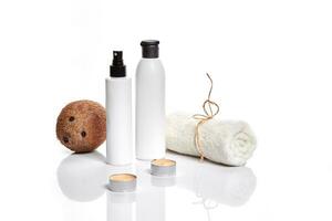 organisch Kosmetika mit Kokosnuss auf Weiß Hintergrund. foto