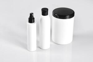 einstellen von kosmetisch Produkte im Weiß Behälter auf Licht Hintergrund. foto