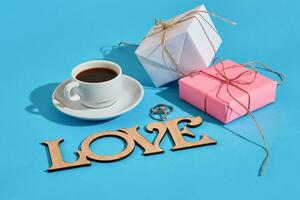 Valentinstag Tag Gruß Karte. Weiß Kaffee Tasse und Geschenk Kisten Ö foto