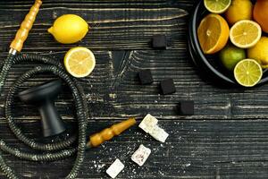 stilvoll Rauchen Huka und Korb mit Zitrone, Limette und Orange auf foto