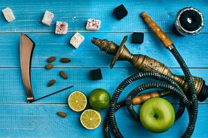 Tabak Hintergrund. Türkisch Rauchen Huka mit Tabak Geschmack von reif Grün Apfel und Limette foto
