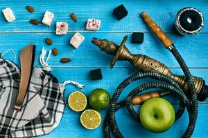 Tabak Hintergrund. Türkisch Rauchen Huka mit Tabak Geschmack von reif Grün Apfel und Limette foto