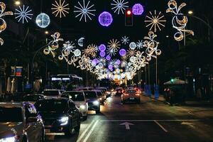 Weihnachten Dekorationen auf das Straßen von Alicante, Spanien beim Nacht foto