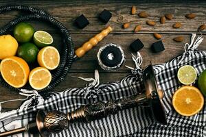 stilvoll Rauchen Huka und Korb mit Zitrone, Limette und Orange auf foto