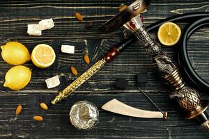 zerlegt Teile von Huka auf ein hölzern Hintergrund mit Zitrone Fr foto