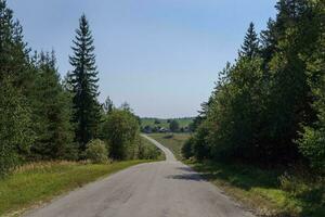 szenisch Pfad durch ländlich Landschaft der Natur Weg nach vorne foto