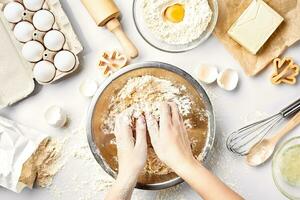 Bäcker vorbereiten zu kneten das Teig, oben Sicht. Kochen, Bäckerei Konzept foto