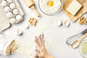 Bäcker vorbereiten zu kneten das Teig, oben Sicht. Kochen, Bäckerei Konzept foto