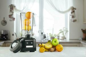 Mixer und Früchte auf Küche Raum foto