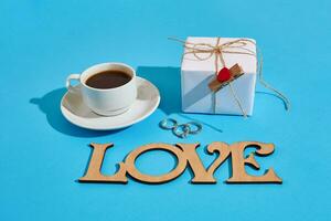 Valentinstag Tag Gruß Karte. Weiß Kaffee Tasse und Geschenk Box auf foto