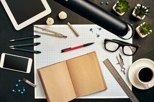 Ingenieure Schreibtisch im Büro mit verschiedene Gadgets und Unterlagen foto