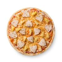 köstlich Italienisch Pizza mit Ananas und Hähnchen Filet isoliert auf Weiß Hintergrund. oben Aussicht foto