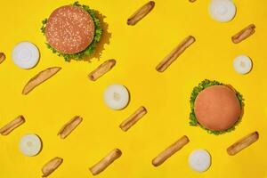 Design Konzept von Attrappe, Lehrmodell, Simulation Burger und Französisch Fritten einstellen auf Gelb Hintergrund. foto