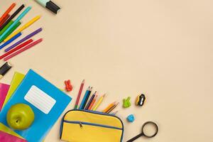 eben legen Foto von Arbeitsplatz Schreibtisch mit Schule Zubehör oder Büro liefert auf Rosa Hintergrund.