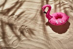 Reisender Ferien Zubehör sind gelegt aus auf ein Weiß Strand Sand. eben legen, oben Sicht. foto