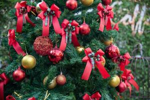 Weihnachten Bälle und Dekorationen auf das Grün Weihnachten Baum foto