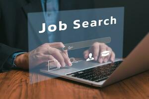 Mann mit Laptop Job Suche und Job finden Arbeit Internet online Netzwerk foto