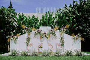 traditionell Hochzeit Atmosphäre mit Blume Dekorationen im ein Garten und draussen Atmosphäre foto