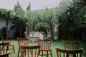 traditionell Hochzeit Atmosphäre mit Blume Dekorationen im ein Garten und draussen Atmosphäre foto