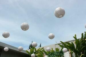 traditionell Hochzeit Atmosphäre mit Blume Dekorationen im ein Garten und draussen Atmosphäre foto