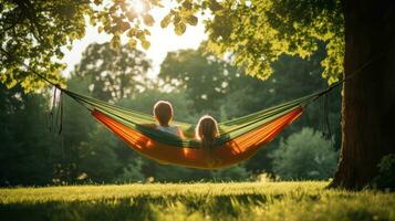 entspannend im Hängematte. Frau entspannend im Hängematte auf Grün Gras im Sommer- Wald. generativ ai foto