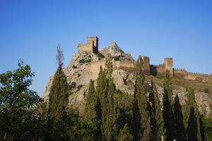 Schloss steht hoch in den Bergen foto