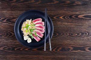 gebratener Thunfisch in Scheiben mit Quinoa und Ei