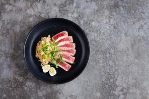 Gericht mit Thunfisch, Kenoa, Bohnen und Eiern foto