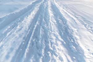 Winterstraße im Feld foto