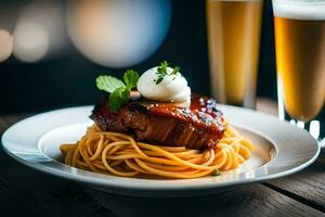 ein Teller von Spaghetti mit Fleisch und ein Bier. KI-generiert foto