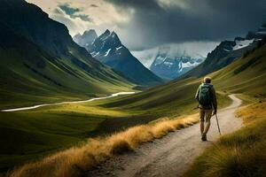 ein Mann Gehen auf ein Pfad durch ein Berg Bereich. KI-generiert foto