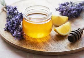 Glas mit Honig und frischen Lavendelblüten