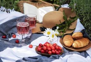 Set für Picknick auf Decke im Lavendelfeld foto