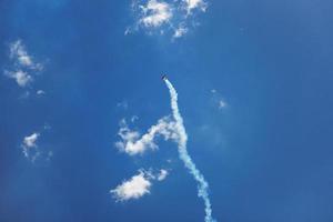Sportflugzeug fliegt hoch in den Himmel foto