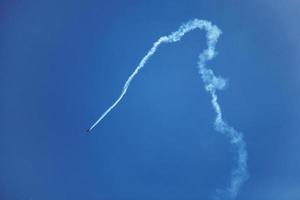 Sportflugzeug fliegt hoch in den blauen Himmel foto