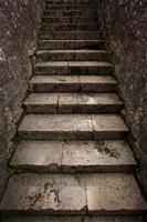 städtische antike Treppe aus Stein foto