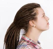 schöne Frau mit in Dreadlocks geflochtenen Haaren foto