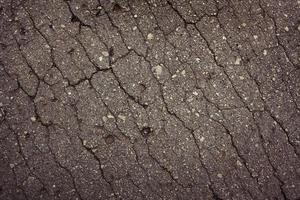 Asphalt mit zahlreichen kleinen Rissen foto