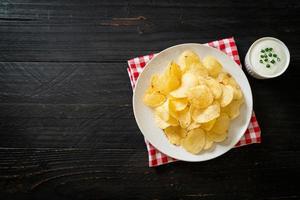 Kartoffelchips mit Sauerrahm foto