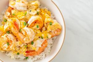 cremiges Omelette mit Shrimps Reisschüssel foto
