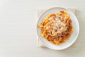 hausgemachte Pasta Fettuccine Bolognese mit Käse foto