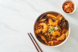 jjamppong - koreanische Nudelsuppe mit Meeresfrüchten foto