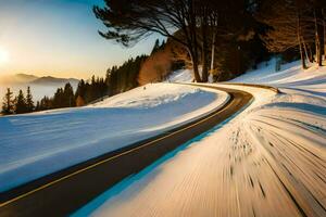 ein schneebedeckt Straße im das Berge mit das Sonne Einstellung. KI-generiert foto